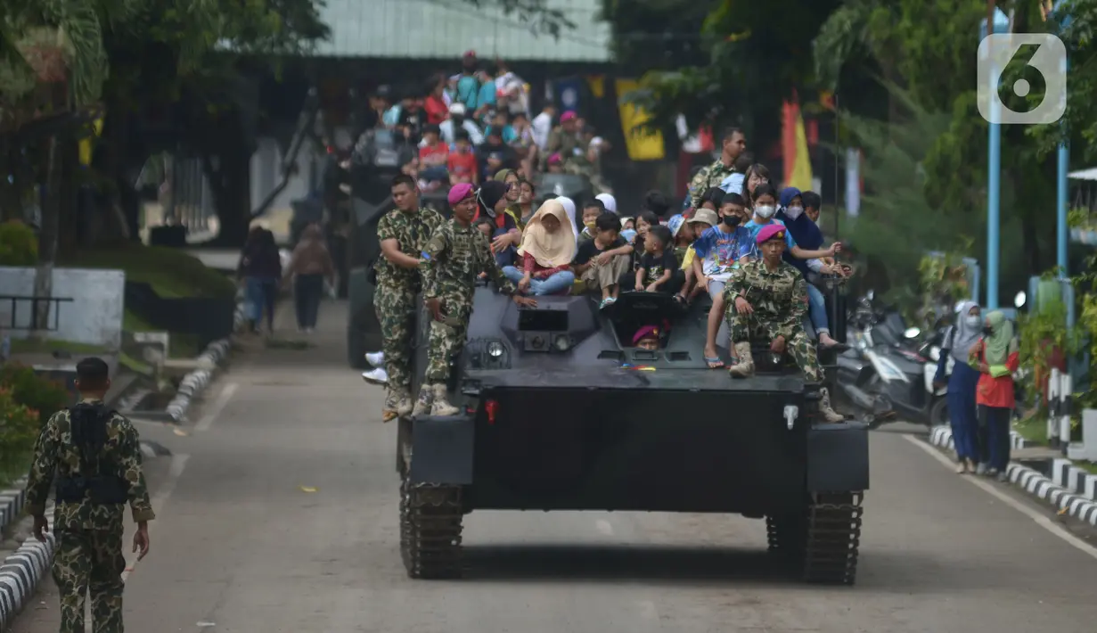 Warga naik tank berkeliling  di lapangan Marinir Cilandak, Jakarta, Selasa (15/11/2022). Kegiatan ini dilakukan dalam rangka peringatan HUT Ke-77 Korps Marinir dibuka untuk warga mencoba berkeliling markas Marinir. (merdeka.com/Imam Buhori)