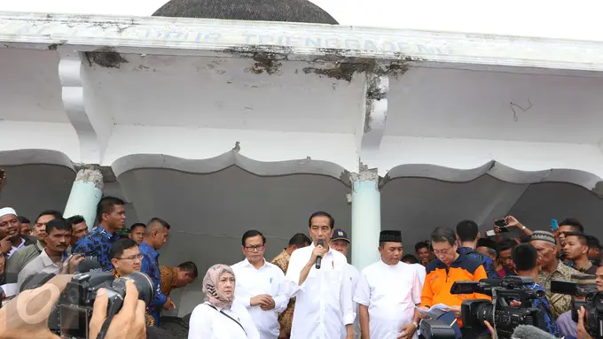 20161209-Jokowi Tinjau Masjid Roboh akibat Gempa-Aceh