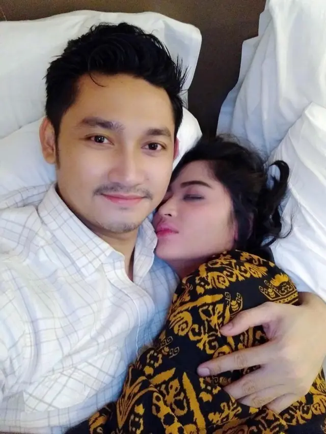 [Bintang] Dewi Perssik dan Angga Wijaya
