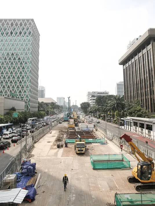 Kondisi lalu lintas saat para pekerja menyelesaikan proyek Moda Raya Terpadu (MRT) Fase II di Jalan MH Thamrin, Jakarta, Selasa (19/7/2022). Proyek MRT Jakarta Fase 2 CP 201 rute Stasiun Thamrin-Stasiun Monas telah mencapai 40,25 persen. (Liputan6.com/Faizal Fanani)