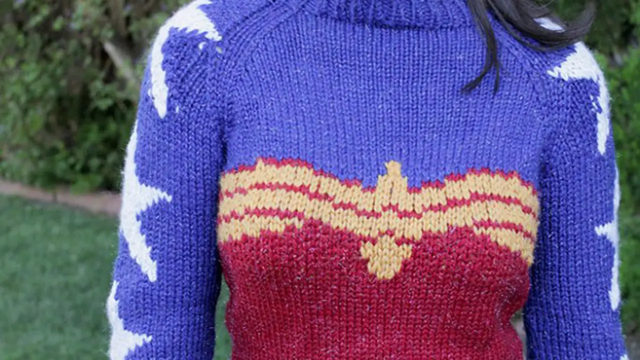 Sweater Rajut ala 'Wonder Woman' Membuat Kamu Seperti Jagoan
