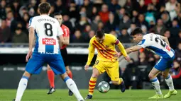 Penyerang Barcelona, Lionel Messi berlari membawa bola melewati pemain Espanyol, Marc Roca pada pekan ke-19 La Liga di RCDE Stadium, Sabtu (4/1/2020). Hampir saja menang, Barcelona harus puas menerima hasil imbang 2-2 atas Espanyol. (AP/Joan Monfort)