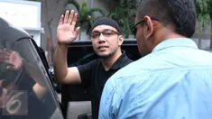 Sandy Tumiwa melambaikan tangan saat akan meninggalkan Kejaksaan Tinggi (Kejati) DKI Jakarta, Senin (7/11). Kedatangan Sandy untuk melakukan tahapan I, mengambil surat pengantar untuk dilimpahkan ke Kejaksaan Negeri Jakpus. (Liputan6.com/Herman Zakharia)