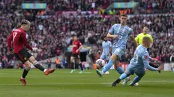 Gelandang Manchester United, Alejandro Garnacho melepaskan tendangan yang berusaha diblok dua pemain Coventry City pada laga semifinal Piala FA 2023/2024 di Wembley Stadium, London, Minggu (21/4/2024). (AP Photo/Alastair Grant)