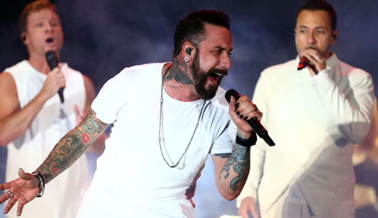 Personil Backstreet Boys, A.J. McLean saat menyanyikan sebuah lagu selama 102,7 KIIS FM Wango Tango 2017, California, (13/5). (Rich Fury/Getty Images/AFP)
