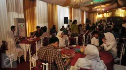 Suasana Open House di rumah Ketua DPR Ade Komarudin di Rumah Dinas Ketua DPR, Jakarta, Rabu (6/7). Sejumlah pejabat negara hadir dalam Open House Hari Raya Idul Fitri 1347 H dirumah ketua DPR.(Liputan6.com/JohanTallo)