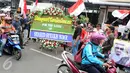 Sebuah karangan bunga dibawa saat aksi menentang eksekusi mati Syeikh Nimr di depan Kedubes Arab Saudi, Jakarta, Senin (4/1/2015). Mereka menuntut Pemerintah Saudi untuk menghentikan semua eksekusi mati para tahanan politik.(Liputan6.com/Helmi Afandi)