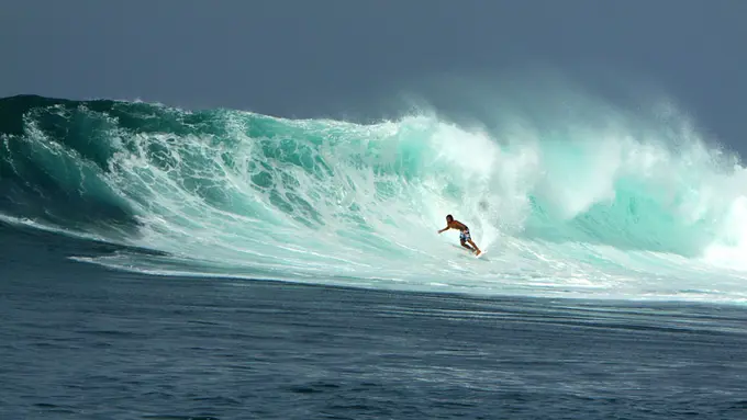 7 Tempat Paling Tepat untuk 'Surfing' di Indonesia