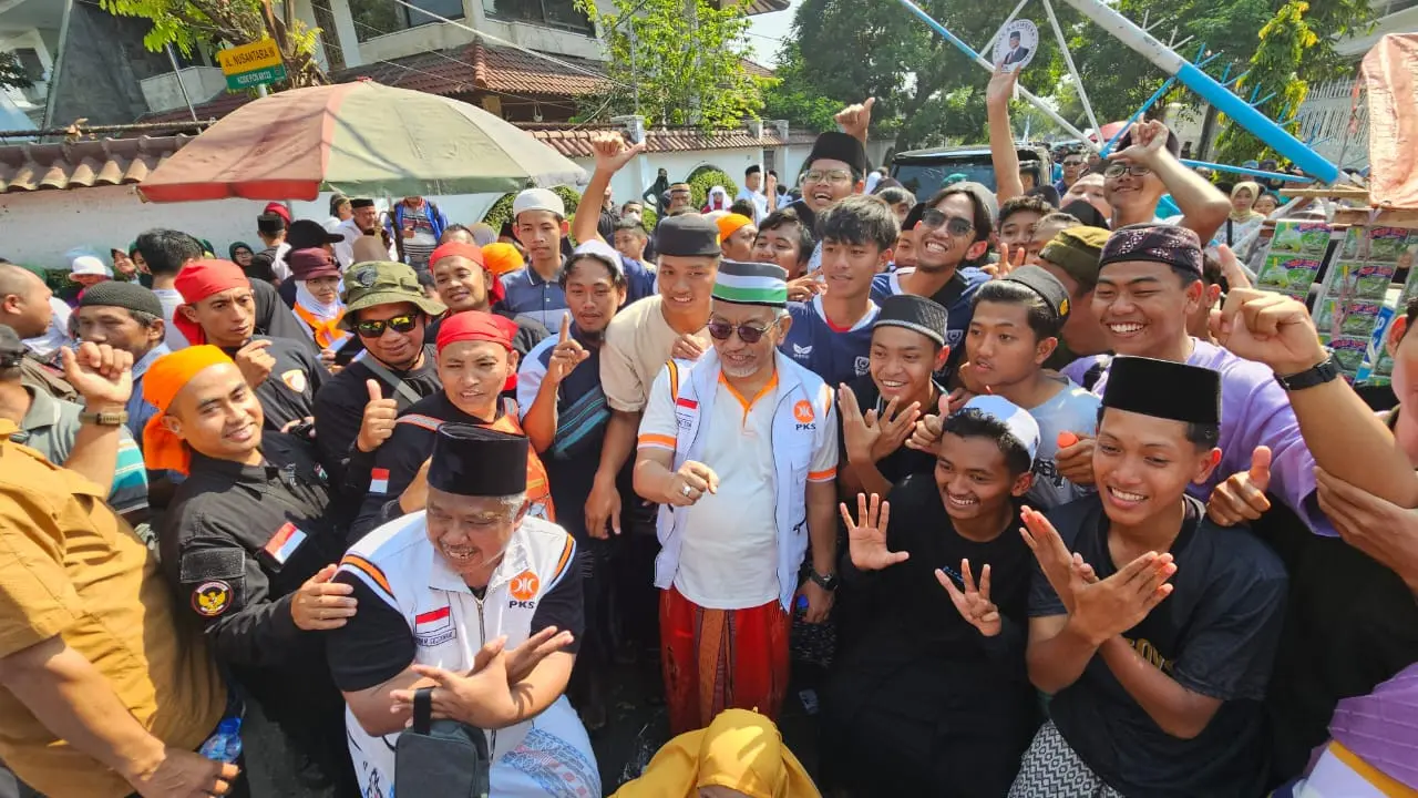 Presiden PKS, Ahmad Syaikhu mengikuti Jalan Sehat Santri Sarungan di Kaliwates, Jember. (Istimewa).