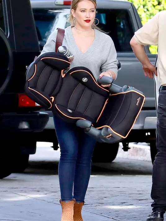 Hillary Duff menjaga anaknya, Luca, dan membawa car seat di Studio City, California. (BACKGRID/US Magazine)