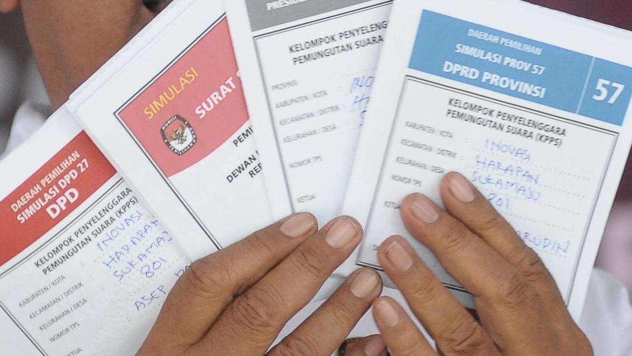 FOTO: Melihat Simulasi Pemungutan dan Penghitungan Suara di KPUD DKI Jakarta Timur: Khusus Disabilitas Akan Didampingi saat Mencoblos