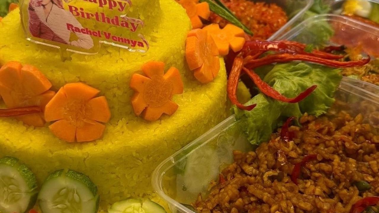 ART yang bekerja dengan Rachel Vennya juga menunjukkan perhatian mereka dengan membuatkan tumpeng nasi kuning untuk merayakan ulang tahunnya.<br><br>