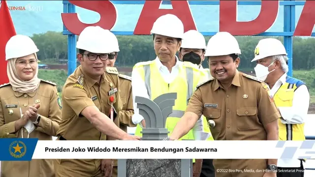 Presiden Joko Widodo atau Jokowi meresmikan Bendungan Sadawarna di Kabupaten Sumedang, Jawa Barat.