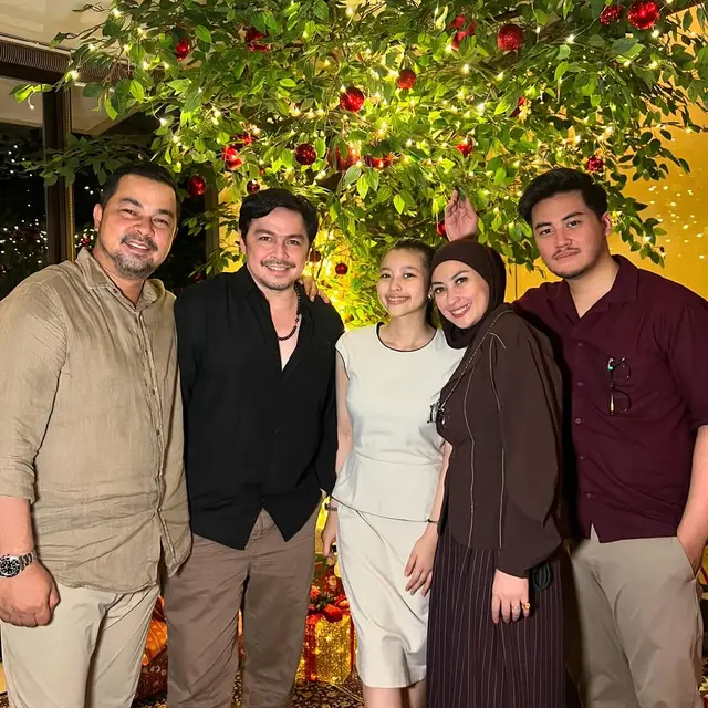 Potret harmonis 6 keluarga seleb beda agama rayakan Natal ini bikin adem lihatnya