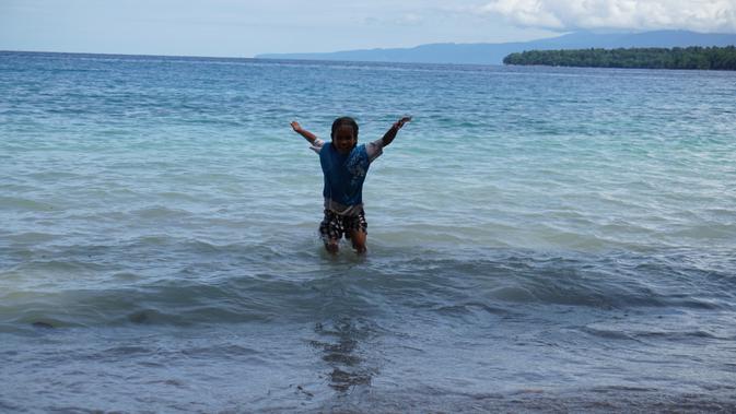 Mandi di Pantai, Cara Warga Manokwari Lepaskan Lelah