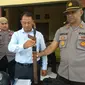 Gara-gara terbakar cemburu, Faldy Baria (22), mantan pebalap motor ternama di Kota Kupang, nekat membacok Ellyas Marks Reme (27), seorang PNS pada Kantor Imigrasi Kupang.