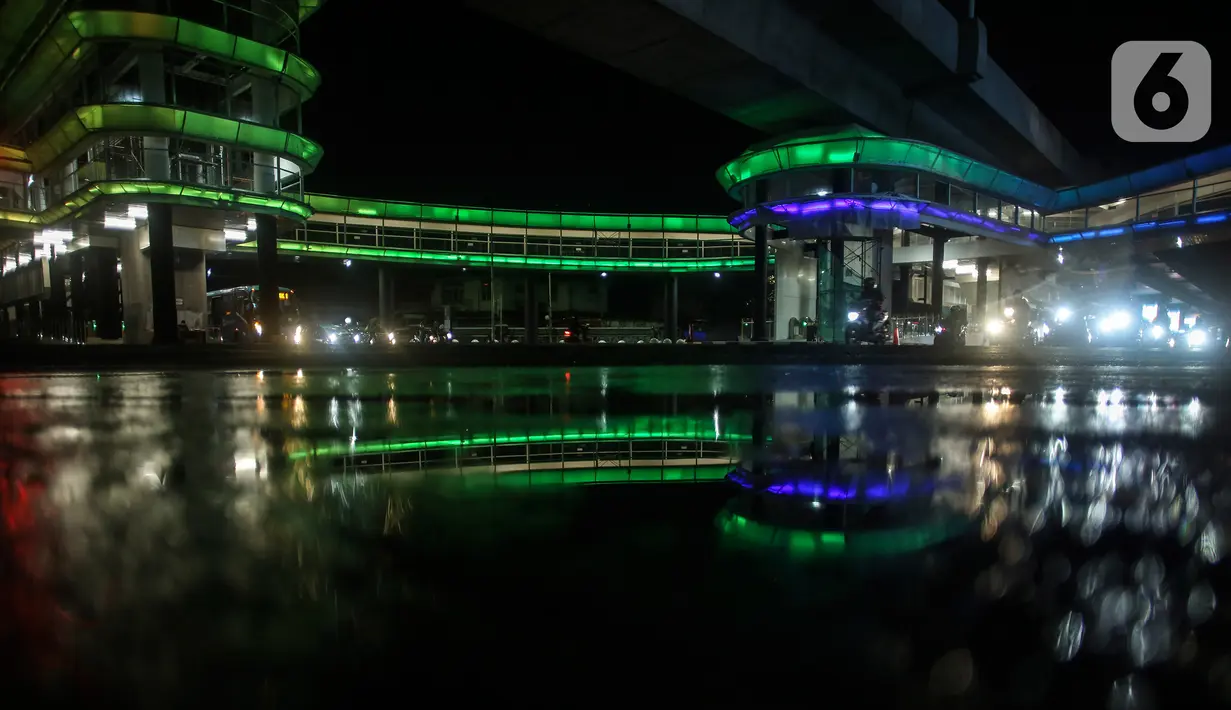 Kendaraan melintas dekat halte CSW yang berhiaskan lampu warna-warni di Kawasan Kebayoran Baru, Jakarta, Kamis (5/8/2021). Proyek pembangunan skybridge untuk integrasi Halte Transjakarta CSW dengan Stasiun MRT ASEAN itu mengusung konsep desain Cakra Selaras Wahana. (Liputan6.com/Johan Tallo)