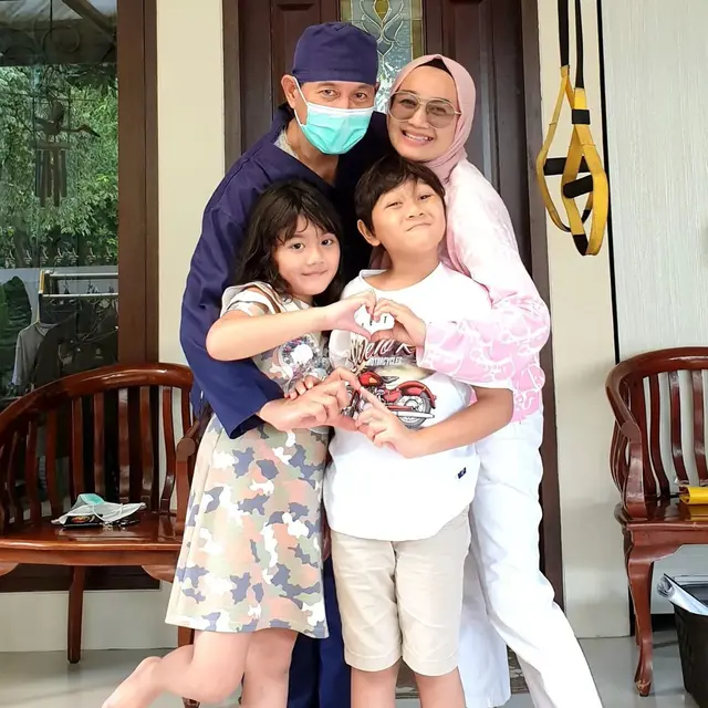 6 Potret Nini Carlina dan Buah Hati, Sabar Rawat Anaknya yang Berkebutuhan Khusus