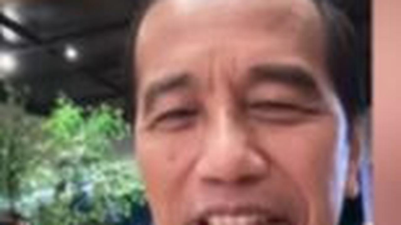 "Malam ini, saya sedang berada di Semarang, Jawa Tengah. Saya sedang mencoba makanan pedas," ungkapnya.
