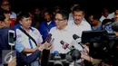 Boy Sadikin memberikan keterangan pers usai rapat dengan Anies dan Sandiaga dirumahnya, Jakarta, Rabu (28/9). Boy menjelaskan pertemuan Anies-Sandiaga dengan sejumlah pimred membahas perkembangan politik sepekan terakhir. (Liputan6.com/Gempur M Surya)