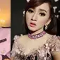 Pesona Angely Emitasari saat diatas panggung, penyanyi dangdut yang kini jadi Kepala Desa Lamongan. (Sumber: Instagram/@angelemythasari)