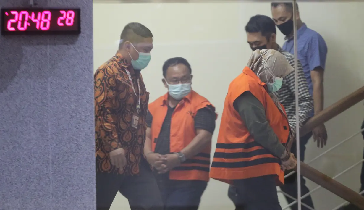 Bupati Kolaka Timur Sulawesi Tenggara, Andi Merya Nur dan Kepala BPBD Kolaka Timur Sulawesi Tenggara, Anzarullah usai menjalani rilis penetapan tersangka dan penahanan di Gedung KPK Jakarta, Rabu (22/9/2021). (Liputan6.com/Helmi Fithriansyah)