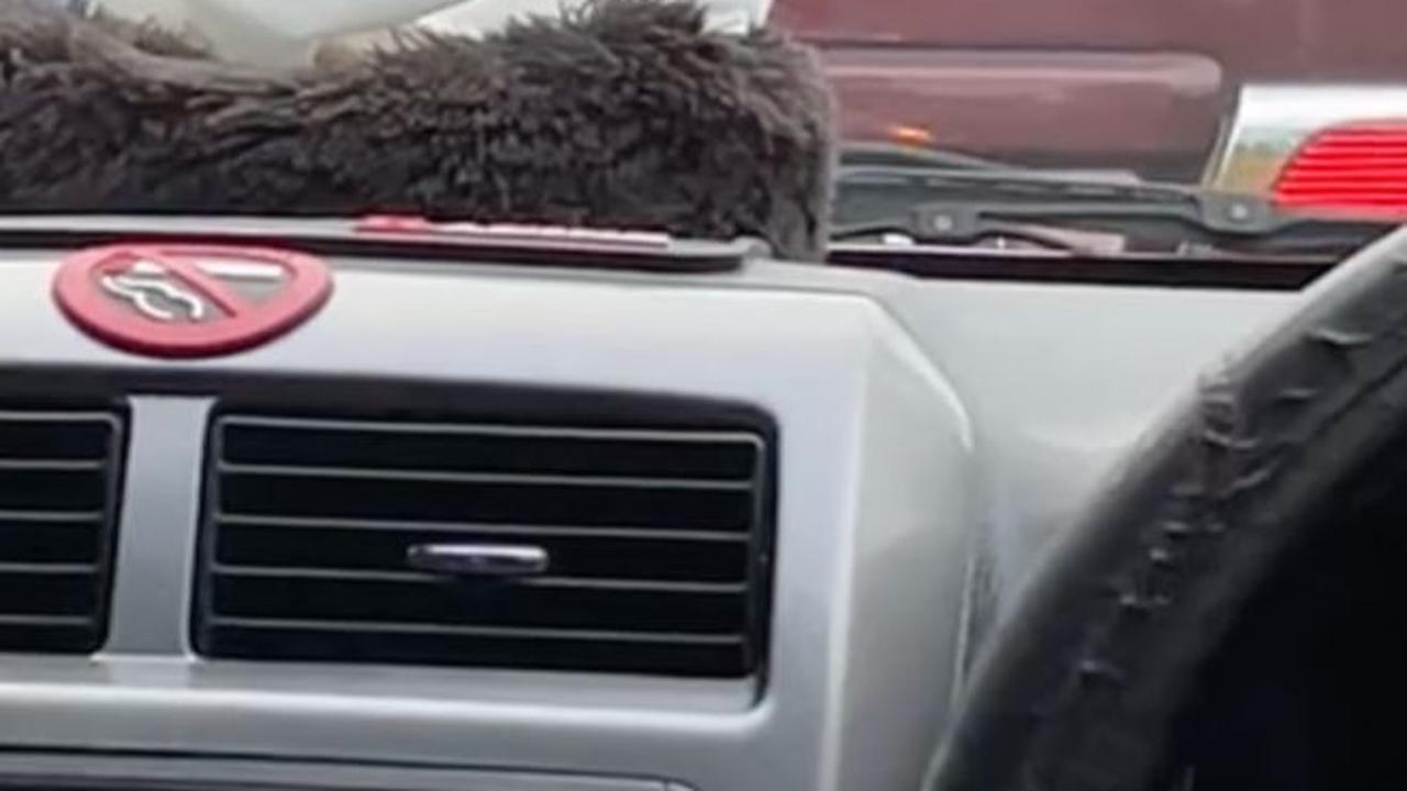 Bawa Istri Habis Operasi Caesar, Mobil yang Melaju Pelan Ini Pasang Tulisan Menyentuh di Belakang Kaca