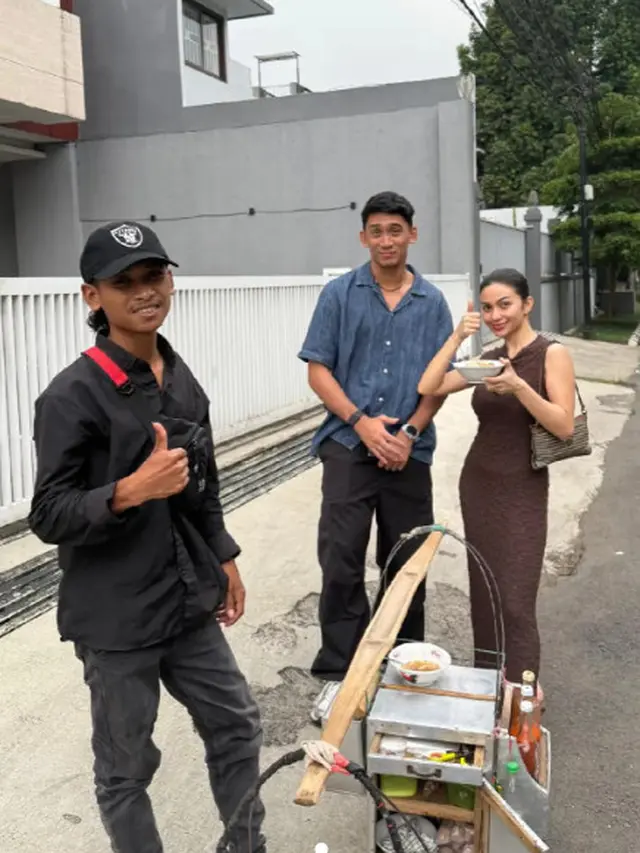 Gaya Casual-Date Ariel Tatum dan Daffa Wardhana di Akhir Pekan, Jajan Cuanki hingga Rebahan di Taman