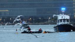 Peristiwa ini menewaskan enam orang termasuk satu keluarga asal Spanyol dan seorang pilot. (Michael M. Santiago/GETTY IMAGES NORTH AMERICA/Getty Images via AFP)
