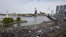 Ribuan demonstran memadati Jembatan Erasmus saat berunjuk rasa atas kematian George Floyd di Rotterdam, Belanda, Rabu (3/6/2020). Kematian pria kulit hitam George Floyd saat ditangkap oleh polisi Amerika Serikat memicu kemarahan di sejumlah negara. (AP Photo/Peter Dejong)