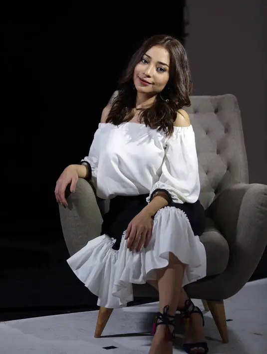 "Aku nggak mau ngomongin itu, nanti dimarahi mamaku. Pokoknya selagi ada yang lebih penting diomongi yaitu tentang karir, kenapa kita ngomongin percintaan,” ucap Nikita Willy di kawasan Jakarta Selatan, Sabtu (14/1). (Nurwahyunan/Bintang.com)