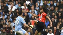 Gelandang Luton Town, Tahith Chong (kanan) berusaha mengontrol bola di depan striker Manchester City, Julian Alvarez pada laga pekan ke-33 Premier League 2023/2024 di Etihad Stadium, Manchester, Sabtu (13/4/2024). (AP Photo/Rui Vieira)