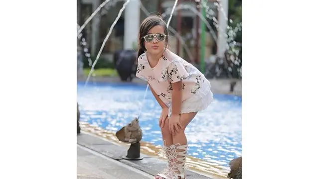 6 Gaya Fashion Mikhayla Zalindra, Anak Sulung Nia Ramadhani yang Modis Banget