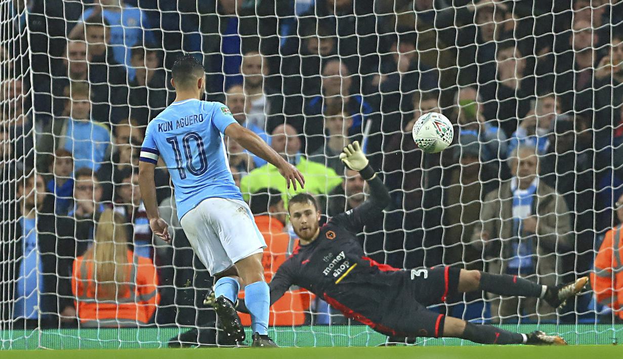 Pemain Manchester City, Sergio Aguero mencetak gol ke gawang Wolverhampton Wanderers pada laga Piala Liga Inggris di Etihad Stadium, Manchester, (24/10/2017. City menang adu penalti 4-1. (Tim Goode/PA via AP)