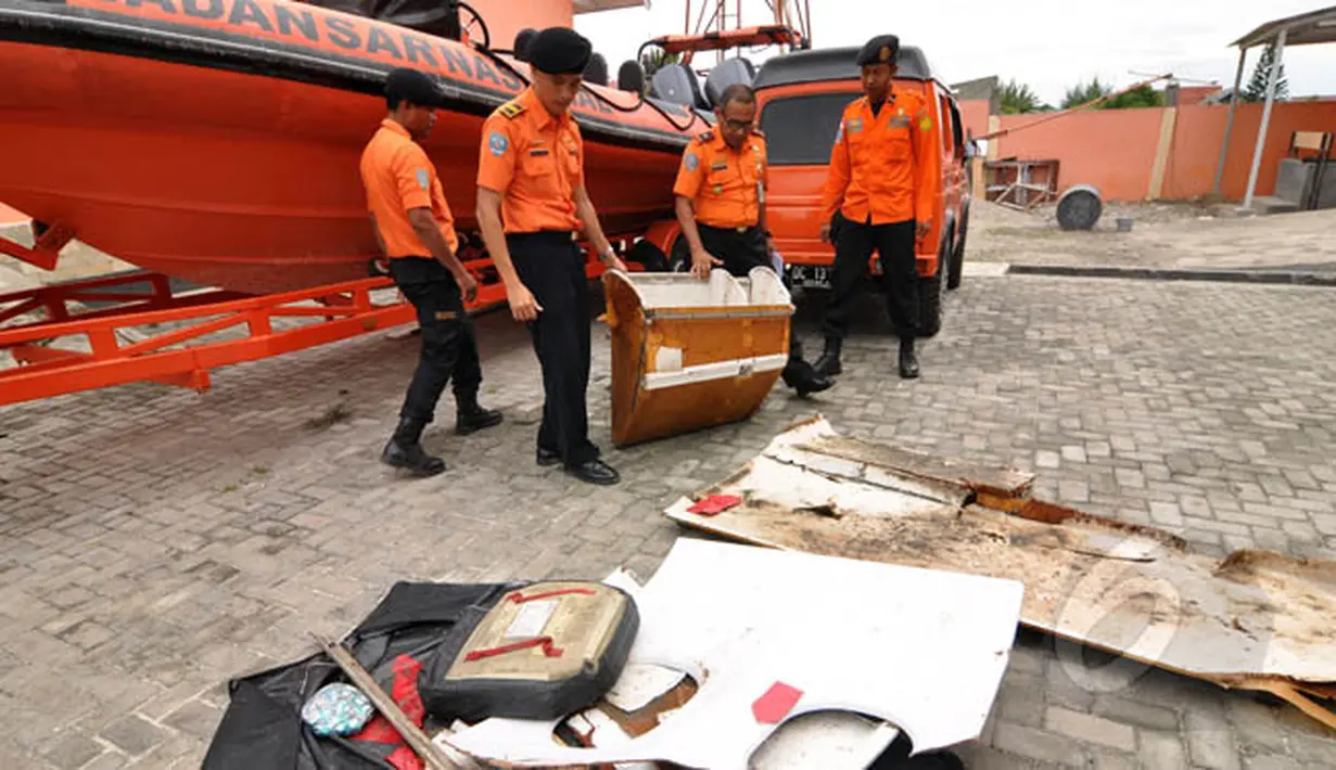Sejumlah serpihan yang diduga milik Pesawat AirAsia saat diperlihatkan di halaman kantor Basarnas, Sulawesi Tengah, Rabu (4/2/2015). (Liputan6.com/Dio Pratama)