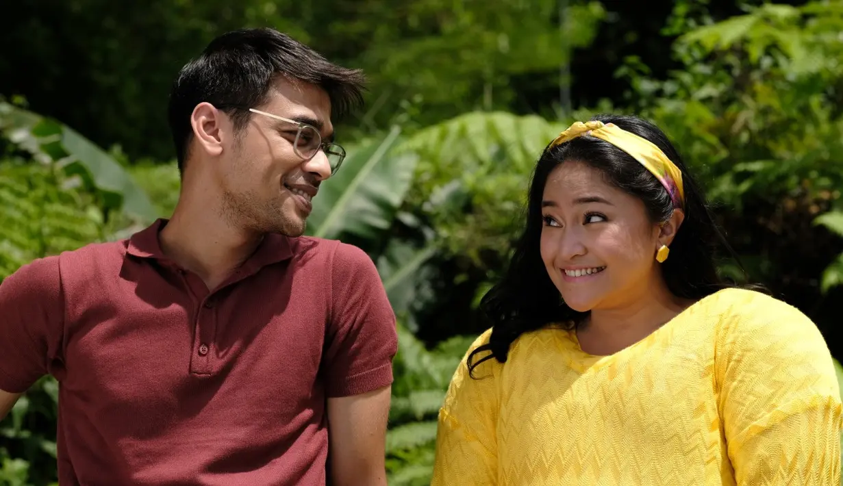 Adegan ini memperlihatkan interaksi Marshanda dengan Wafda Saifan. Tampak Marshanda tampil dengan bandana kuning yang dipadu dengan anting berwarna serupa. Ia pakai atasan kuning lengan panjang bermotif garis zigzag. Pundak hingga bagian perutnya membesar namun aura cantik pelantun “Pasangan Yang tepat” tetap memendar. Bikin penasaran, ya! (Foto: Dok. Spectrum Film)