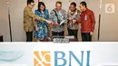 <p>(Ki-ka) Direktur IT dan Operasi BNI Y.B. Hariantono, Direktur Keuangan BNI Novita Widya Anggraini, Direktur Utama BNI Royke Tumilaar, Direktur Bisnis UMKM BNI, Muhammad Iqbal, dan Direktur Manajemen Risiko BNI David Pirzada dalam Public Expose Kuartal I 2022 BNI, di Jakarta (26/4/2022). Percetakan laba bersih pada kuartal pertama BNI tahun ini mencapai Rp3,96 triliun, tumbuh 63,2% secara tahunan atau year-on-year (yoy). (Liputan6.com/HO/BNI)</p>