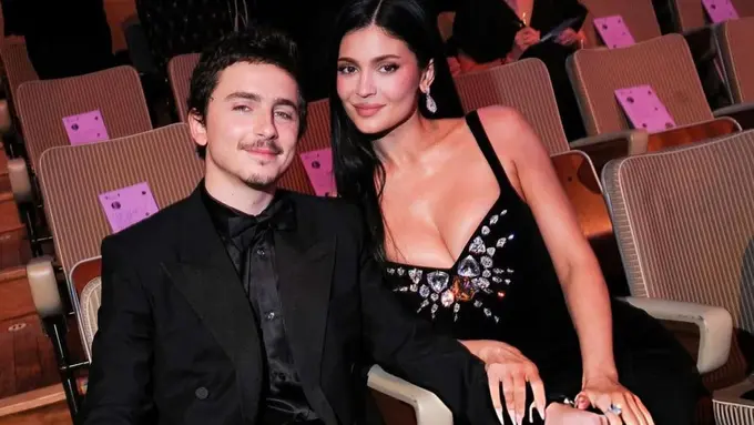 Kylie Jenner Dampingi Timothée Chalamet di BAFTA 2026, Elegan dalam Gaun Vintage Thierry Mugler