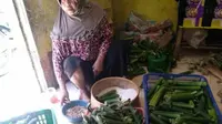 Yani pengusaha kecil asal Cirebon ini sudah puluhan tahun membuat dan jualan lontong. Foto (Liputan6.com / Panji Prayitno)