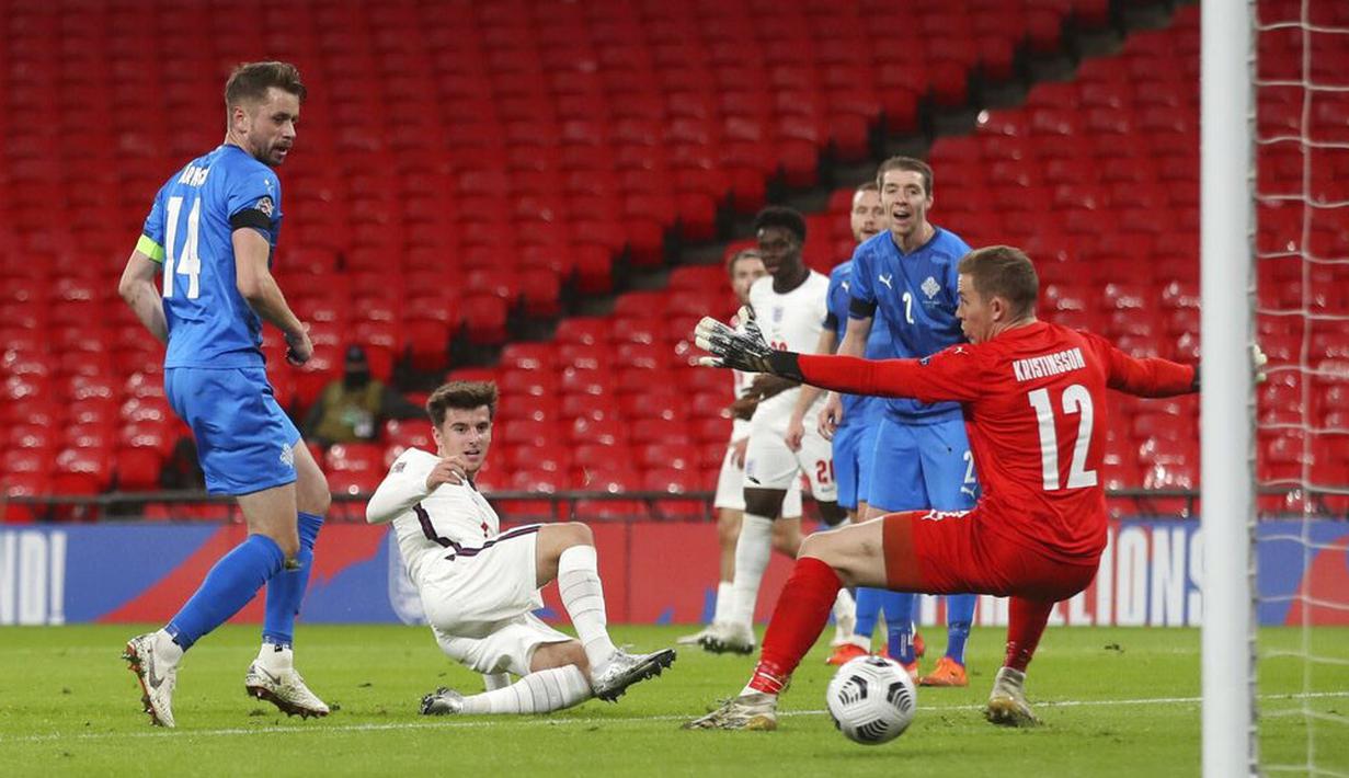 Gelandang Inggris, Mason Mount, mencetak gol ke gawang Islandia pada laga UEFA Nations League di Stadion Wembley, Kamis (19/11/2020). Inggris menang dengan skor 4-0. (Carl Recine/Pool via AP)
