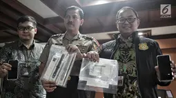 Kasubag Opinev Bag Penum Humas Polri AKBP Zahwani Pandra Arsyad (tengah) menunjukkan barang bukti saat rilis kasus sindikat sextortion atau pemerasan melalui video call sex di Bareskrim Polri, Jakarta, Jumat (15/2). (Liputan6.com/Faizal Fanani)