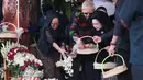 Sukmawati dan Guntur menaburkan bunga di pusara setelah pemakaman Guruh Soekarnoputra di TPU Karet Bivak, Jakarta Pusat, Sabtu (26/9/2026). Sejumlah keluarga, kader PDI Perjuangan, dan tokoh nasional turut hadir mengantarkan Guruh ke peristirahatan terakhir. (KLY/Budy Santoso)