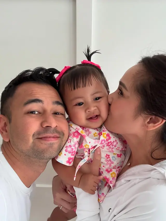 Potret Menggemaskan Baby Lily dengan Raffi Ahmad dan Nagita Slavina, Fotogenik Abis (credit: instagram/raffinagita1717)
