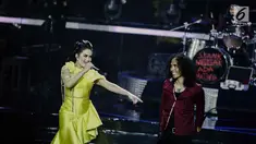 Vokalis grup band Slank, Kaka berduet dengan Diva Indonesia, Krisdayanti dalam konser Slank In Love di Jakarta, Selasa (27/2). Judul lagu Pandangan Pertama dibawakan Krisdayanti dan Kaka dengan mesra. (Liputan6.com/Faizal Fanani)