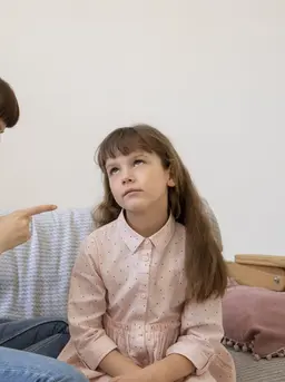 Sahabat Fimela, yuk simak beberapa kesalahan dalam pola asuh anak yang tanpa sadar seringkali dilakukan oleh orangtua dan berdampak jangka panjang bagi anak. [Dok/freepik.com]