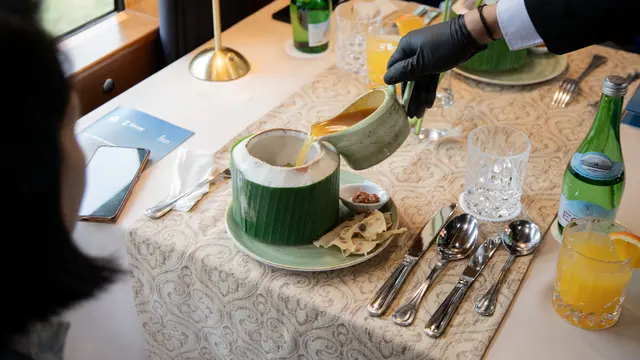 Plataran Indonesia menyajikan hidangan-hidangan khas dari berbagai daerah di Indonesia.