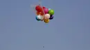 Balon dengan alat peledak terbang ke arah Israel di dekat kamp pengungsi al-Bureij, sepanjang perbatasan Israel- Jalur Gaza (12/8/2020). (AFP Photo/Mohammed Abed)