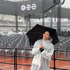 Gayanya yang sederhana justru terlihat effortless dan tetap fashionable di tengah cuaca dingin dan hujan deras. [@yunitasiregar].