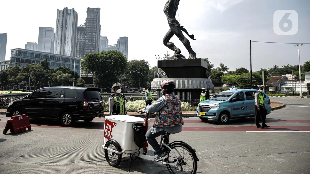FOTO: Sepinya Jalan Utama Jakarta di Masa PPKM Darurat