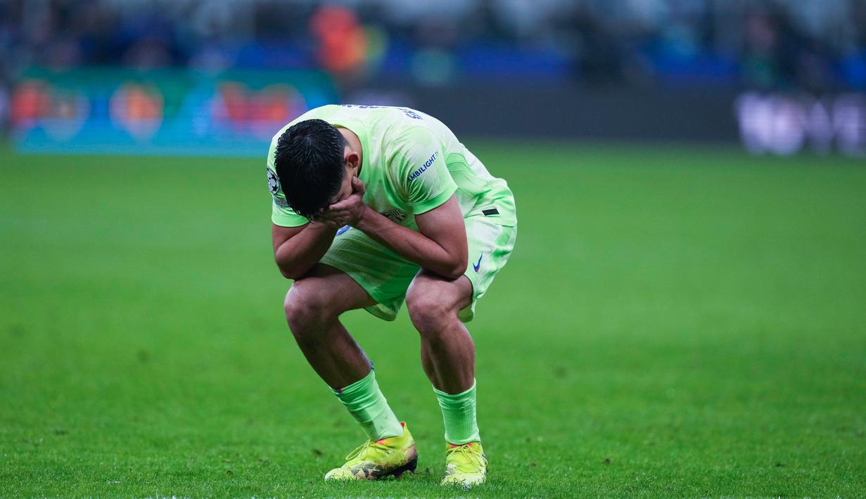 Pemain Barcelona, Gerard Martin, menangis setelah takluk dari Inter Milan dalam duel leg kedua semifinal Liga Champions di Stadion Giuseppe Meazza, Milan, Rabu (7/5/2025) dini hari WIB. (AP Photo/Antonio Calanni)